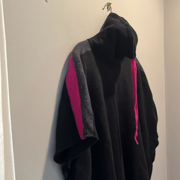 Tahari Wool and Cahmere Poncho - Picture 3 of 9